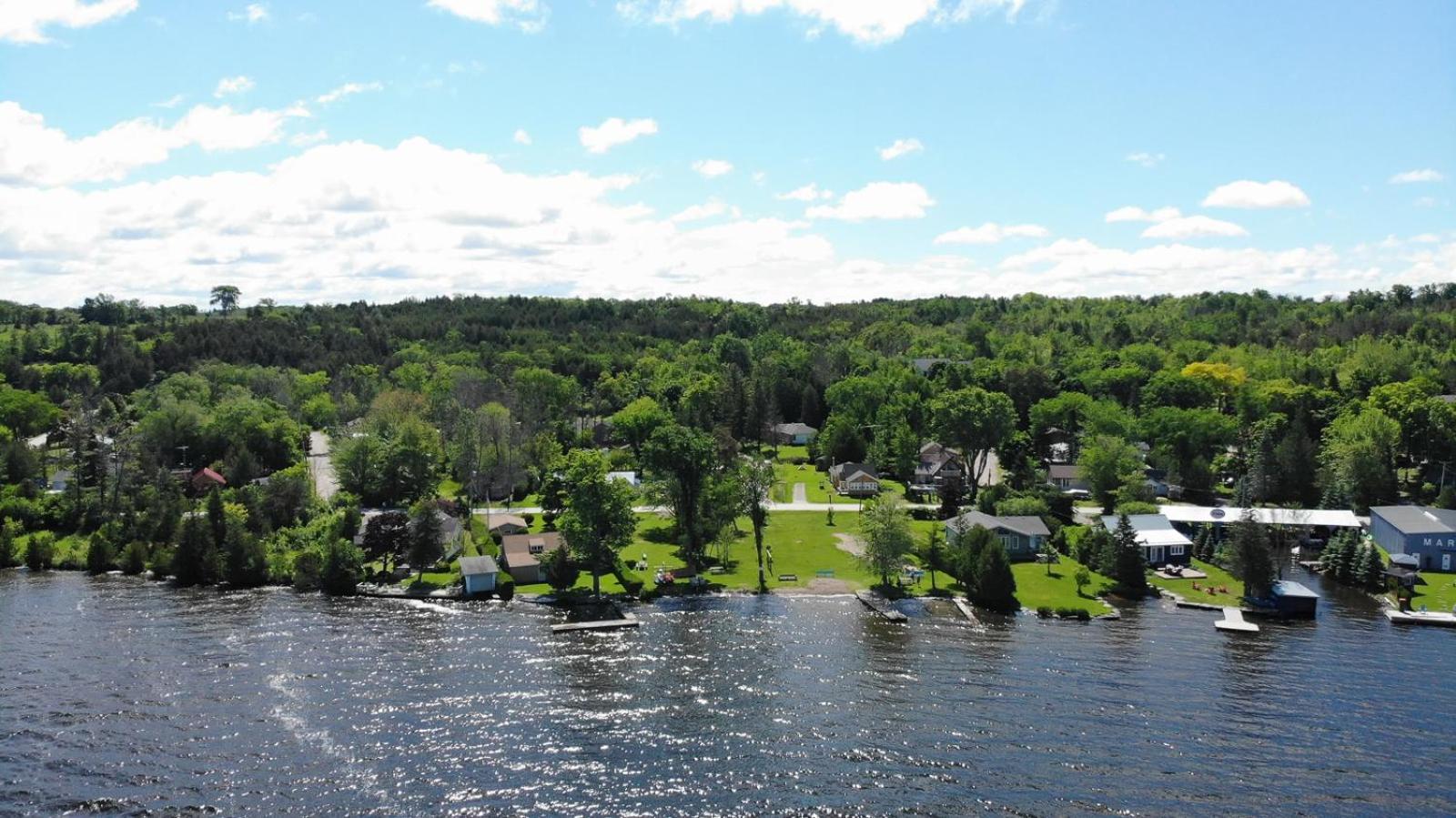 Fun Place With A Sandy Beach For Swimming, Boating, And Fishing, Featuring 3 Available Cabins Fenelon Falls Dış mekan fotoğraf