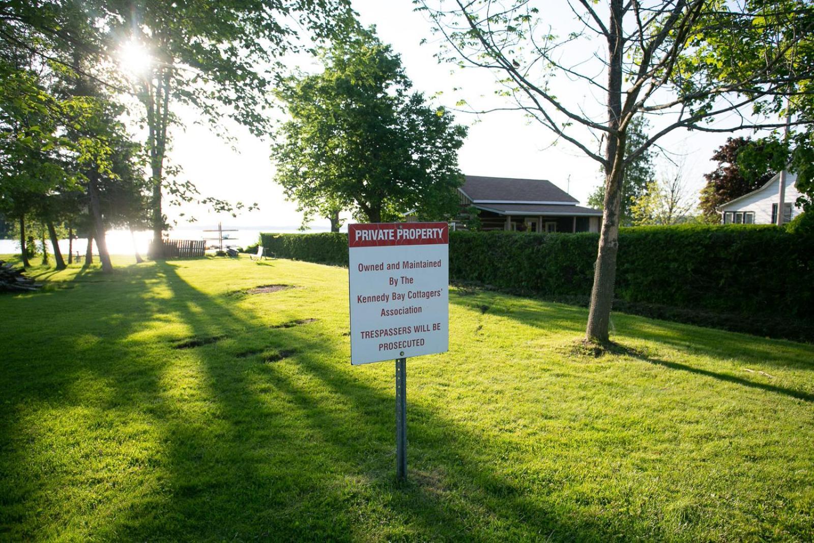 Fun Place With A Sandy Beach For Swimming, Boating, And Fishing, Featuring 3 Available Cabins Fenelon Falls Dış mekan fotoğraf