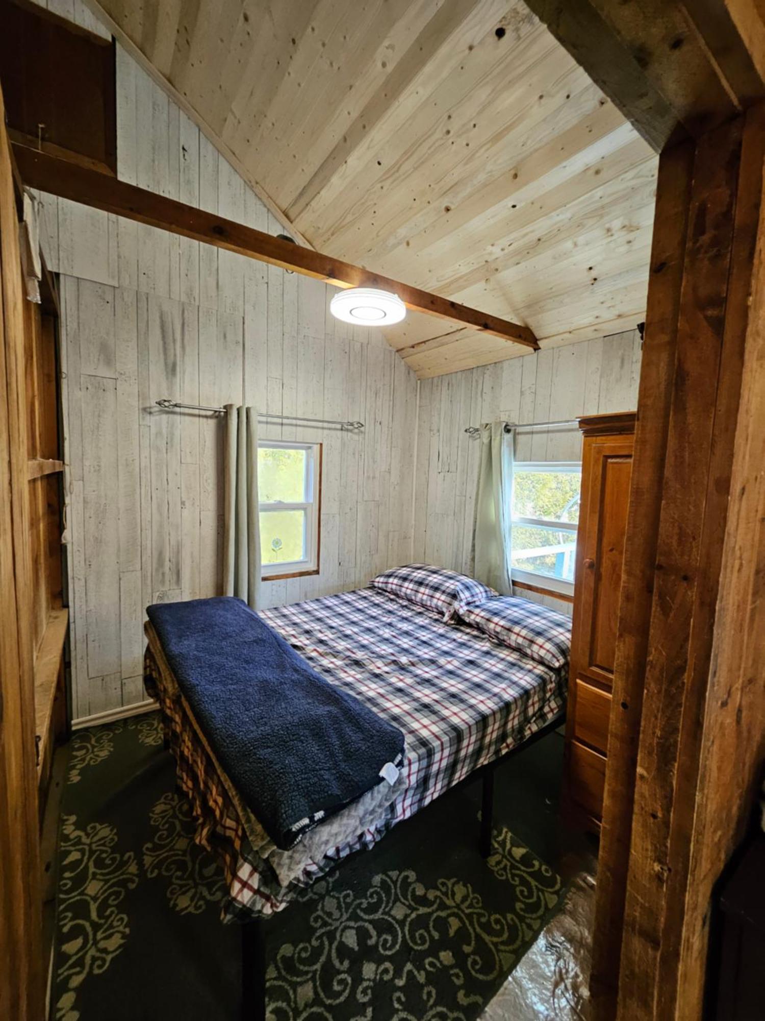 Fun Place With A Sandy Beach For Swimming, Boating, And Fishing, Featuring 3 Available Cabins Fenelon Falls Dış mekan fotoğraf
